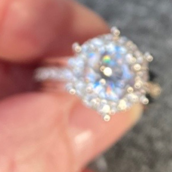 Gorgeous ring size 8 - Picture 2 of 5